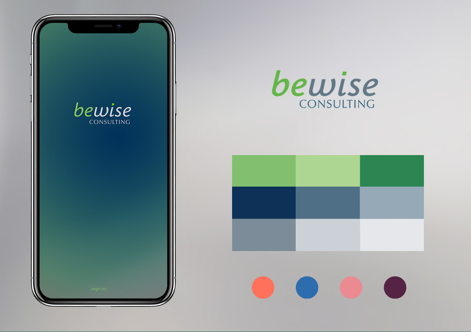 Das Bild zeigt ein Smartphone-Mockup mit dem Logo „bewise Consulting“ auf dem Bildschirm. Neben dem Smartphone werden die Markenfarben in verschiedenen Farbfeldern und kleinen Farbkreisen dargestellt.  Das Gesamtdesign ist modern und minimalistisch.
