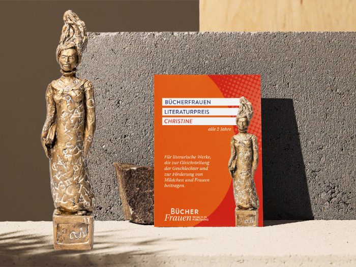 Mockup mit der Statuette (links) und der Vorderseite des A6-Flyers für den Literaturpreis der BücherFrauen e. V.