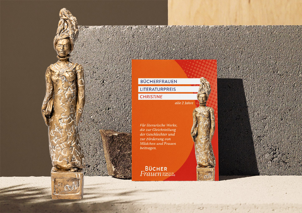 Mockup mit der Statuette (links) und der Vorderseite des A6-Flyers für den Literaturpreis der BücherFrauen e. V.